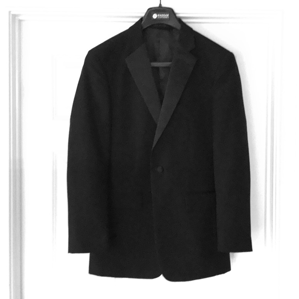 Neilallyn black suit jacket.
